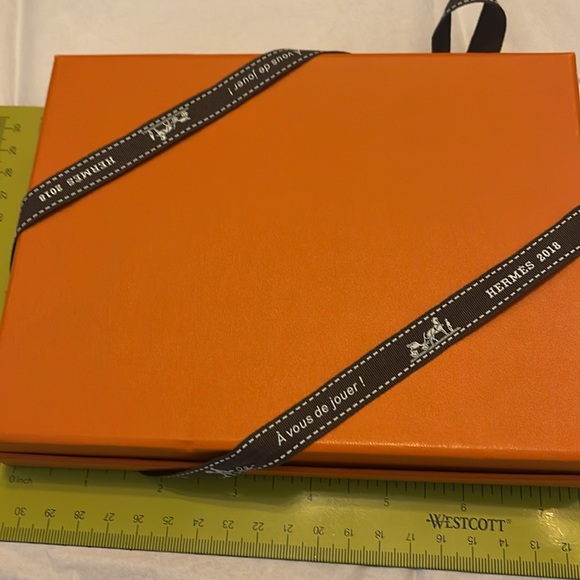 Hermes empty box orange 5.5x7.5 used with Hermes ribbon - Picture 4 of 7